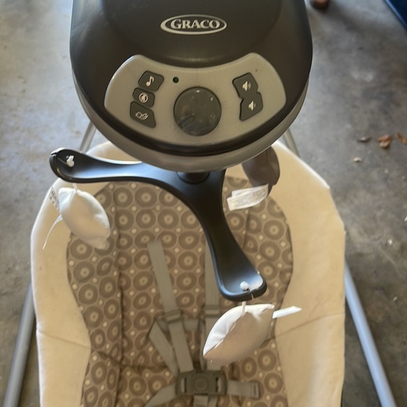 Graco Baby Swing/ Rocker - Picture 2 of 4